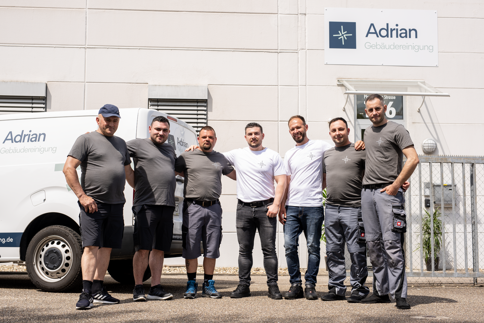 Reinigungsteam von Adrian Gebäudereinigung bei der Arbeit